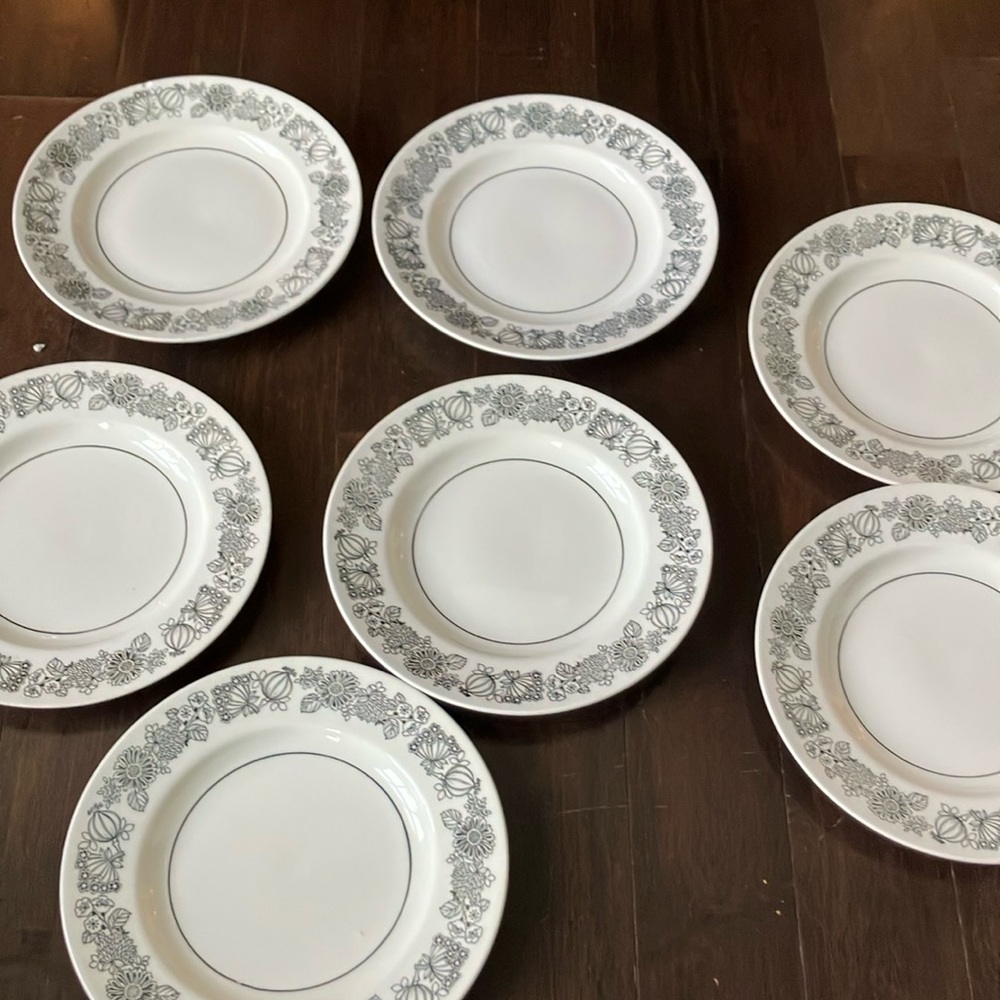 Manitou by Brindley staffordshire England EUC!   7 dinner plates!